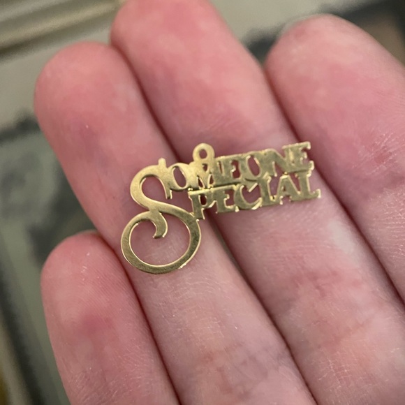 Vintage 14kt solid yellow gold SOMEONE SPECIAL script letters charm pendant 1” - Picture 6 of 8